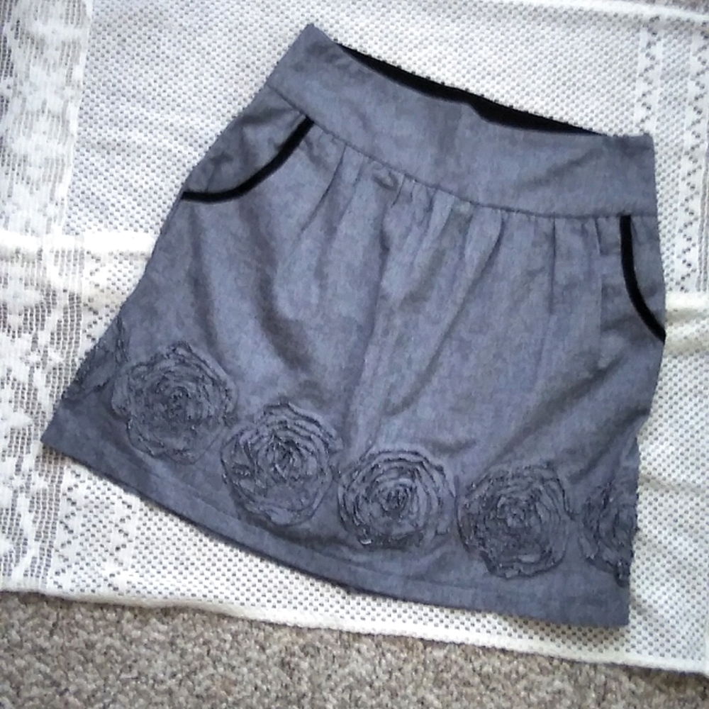 Stooshy WOMEN'S SHORT SKIRT. VERY CUTE. ( Sz S)